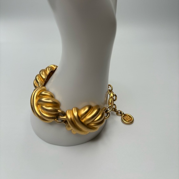 Vintage Givenchy Gold Tone Chunky Linked Knot Bracelet - Picture 4 of 14